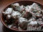Parlak baharatlarla muhteşem baharatlı Gürcü domuz eti Domuz eti yemekleri Gürcü mutfağı